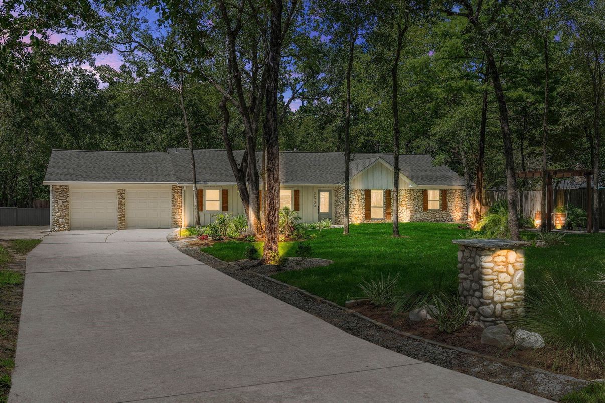 Attached, Exterior, Facade, Ranch