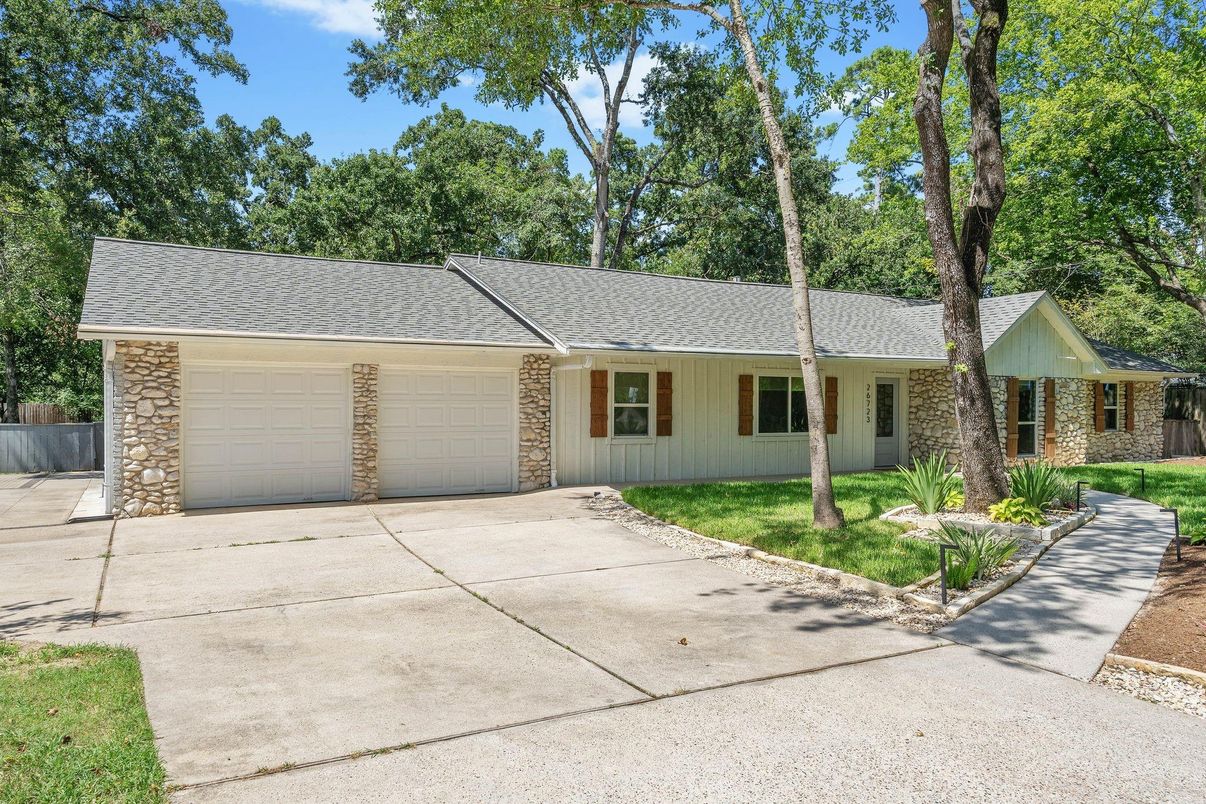 Attached, Exterior, Facade, Ranch