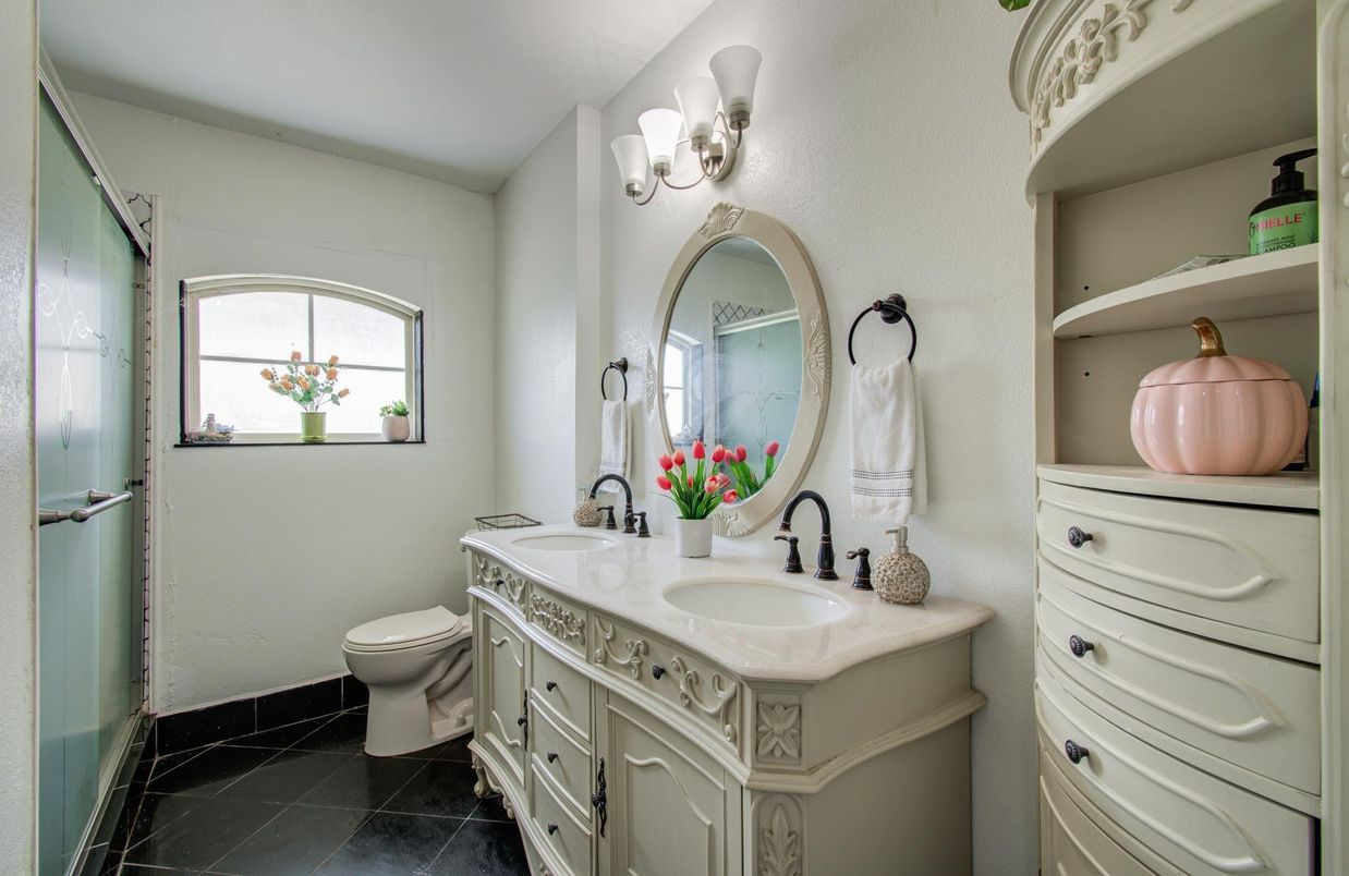 Bathroom, Dual Sink Vanities, Interior