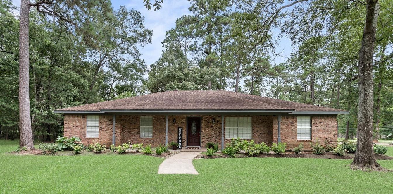 Exterior, Facade, Brick Facade, Ranch