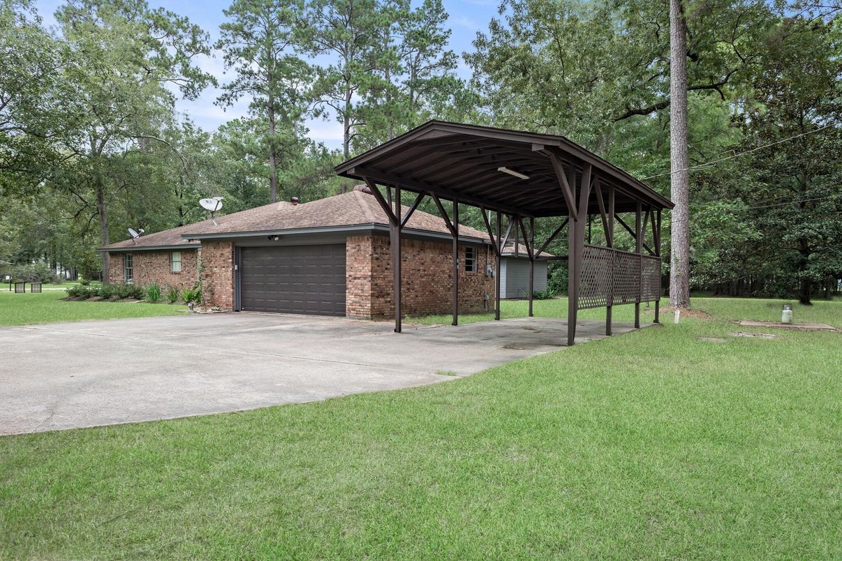 Attached, Backyard, Exterior, Facade, Brick Facade, Log Home