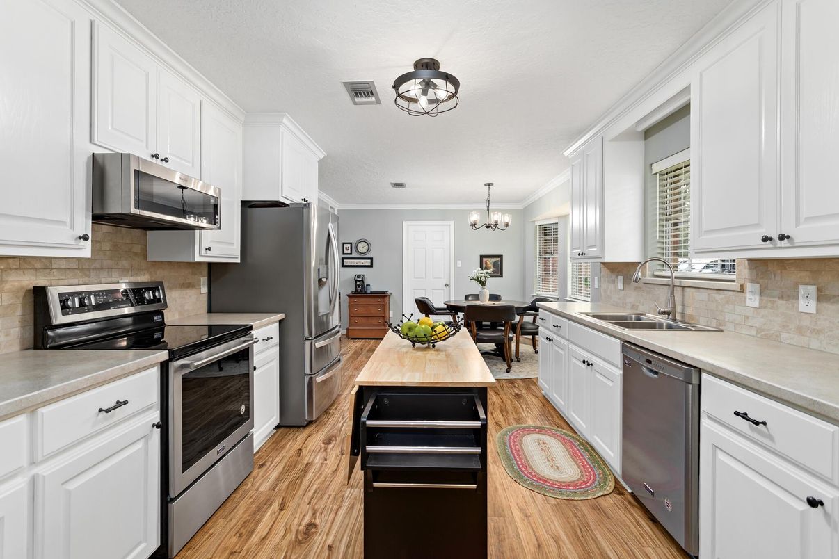 Chandelier, Dining room, Interior, Kitchen, Stainless Steel Appliances, Wood Texture Flooring