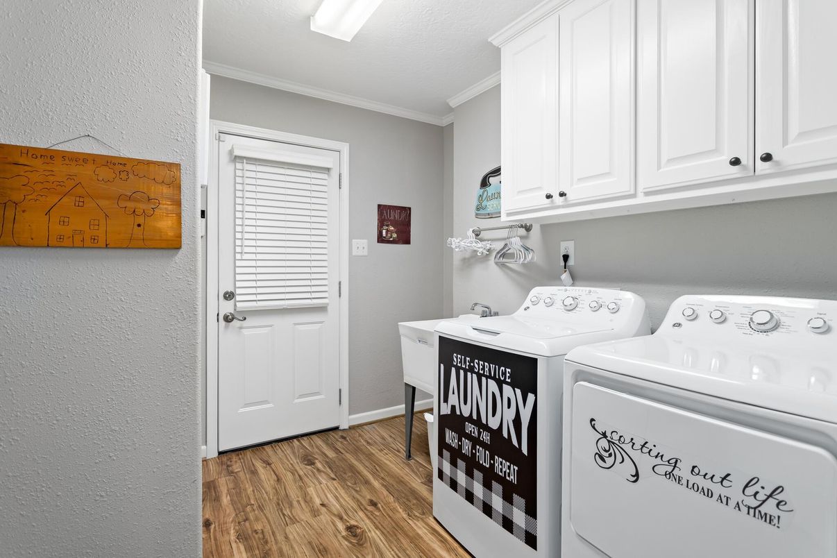 Interior, Washer, Wood Texture Flooring
