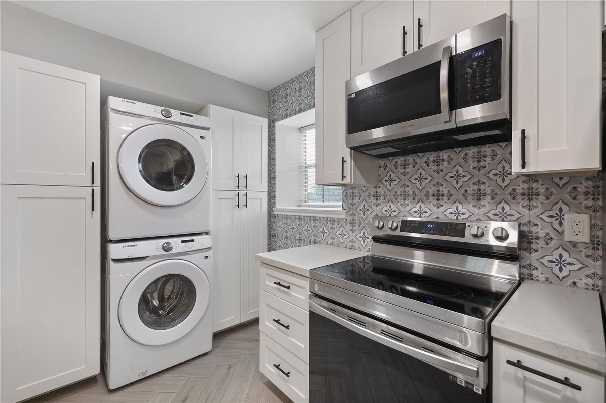 Interior, Kitchen, Stainless Steel Appliances, Washer, Wood Texture Flooring