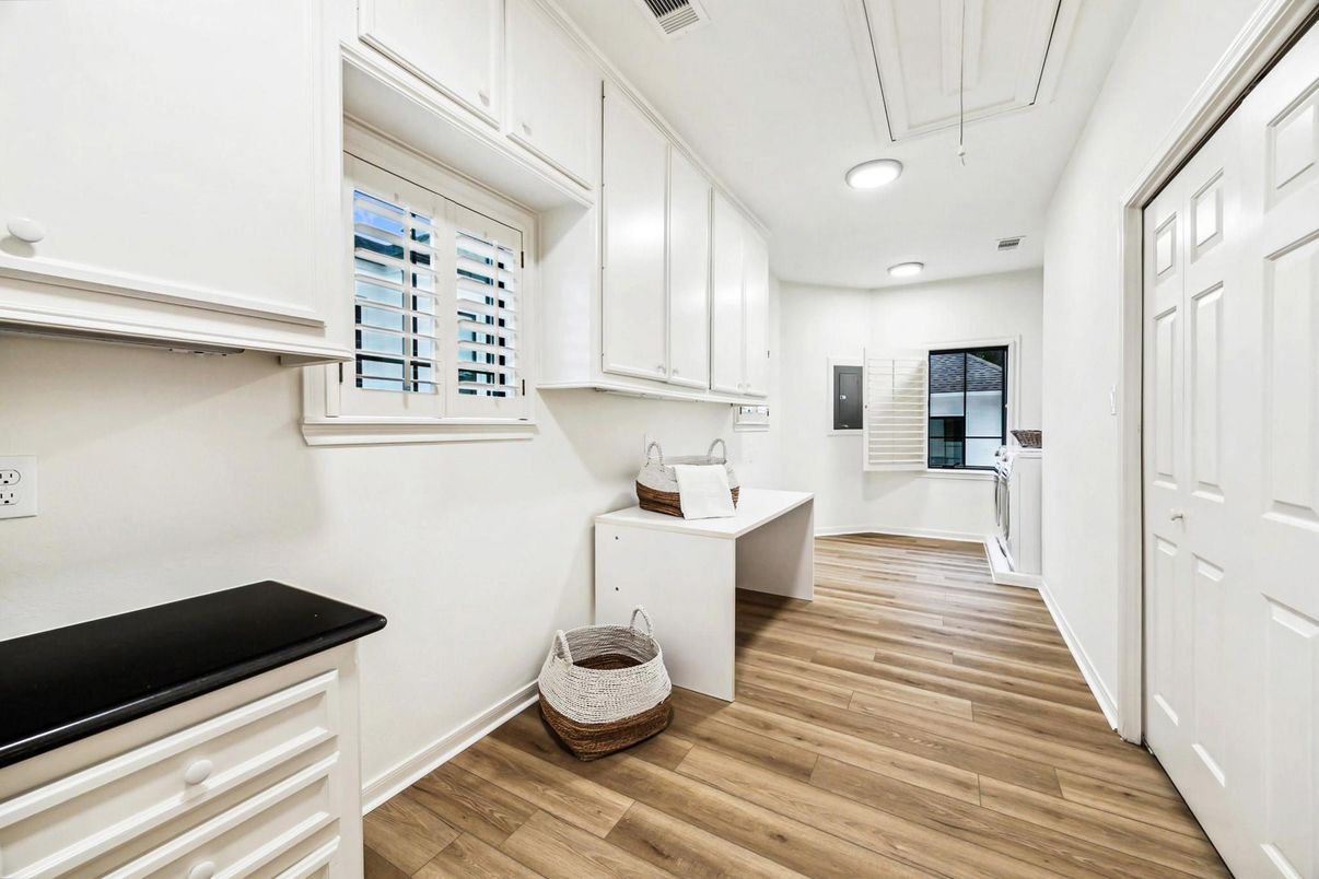 Interior, Recessed Lighting, Wood Texture Flooring