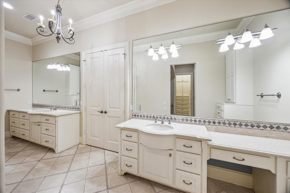 Bathroom, Dual Sink Vanities, Interior, Recessed Lighting