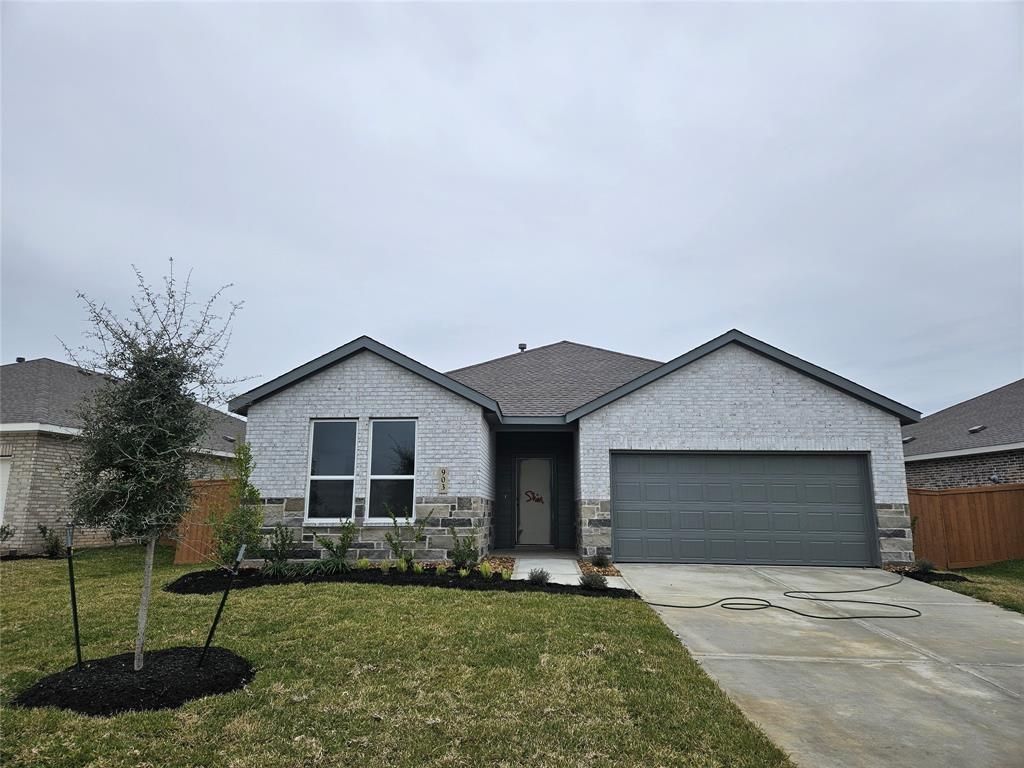 Attached, Exterior, Facade, Ranch