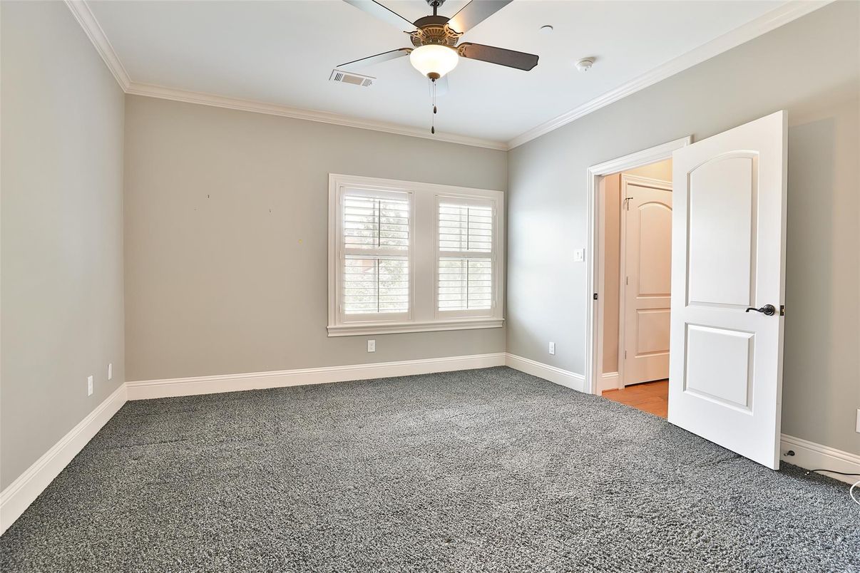 Empty room, Interior