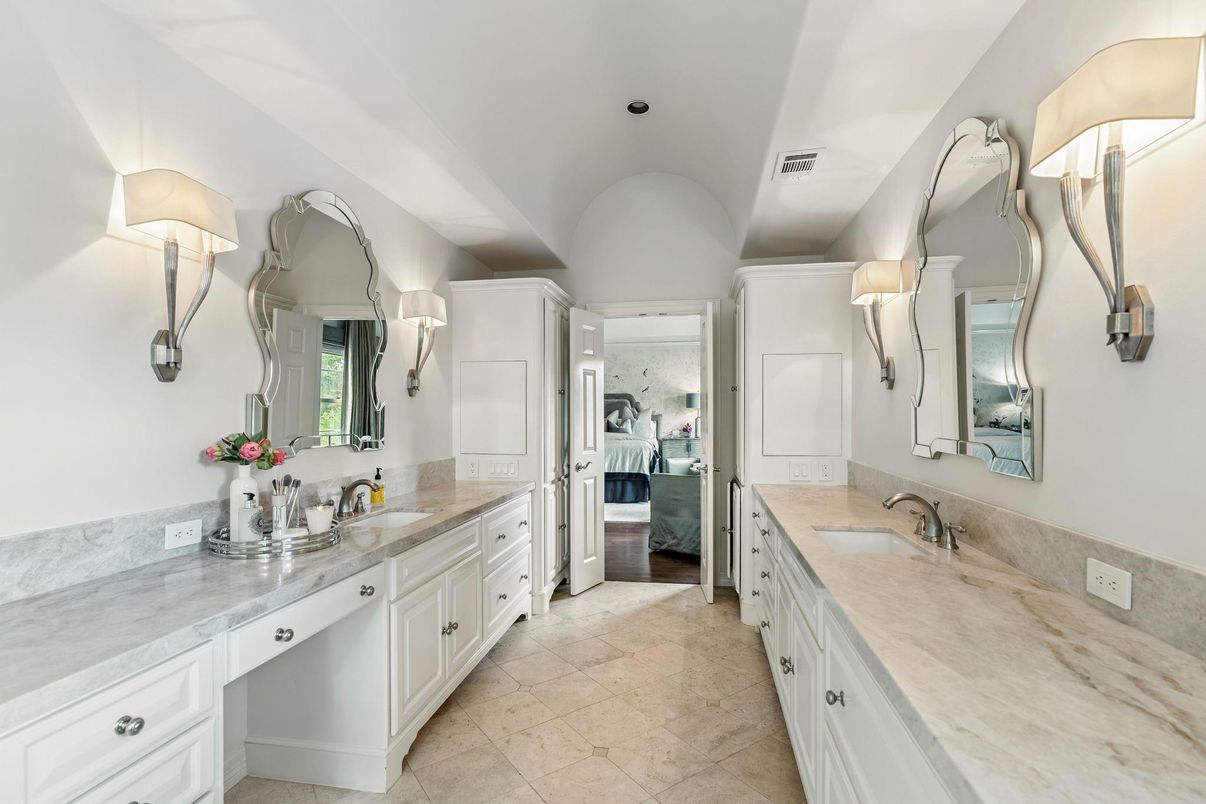 Bathroom, Dual Sink Vanities, Interior, Recessed Lighting