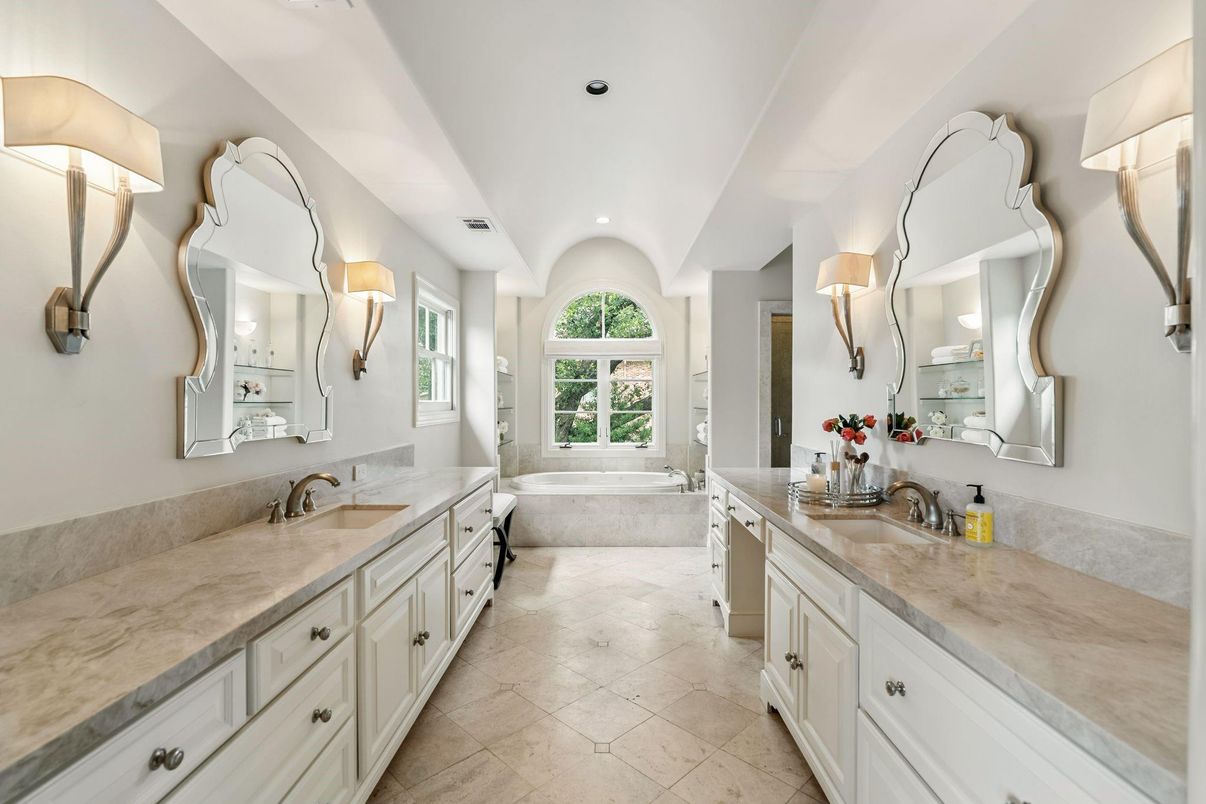 Bathroom, Dual Sink Vanities, Interior, Recessed Lighting