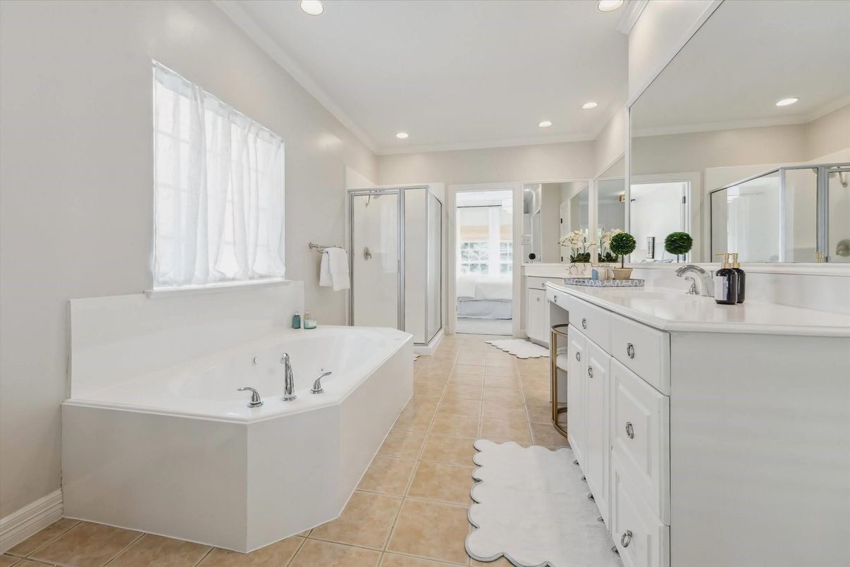 Bathroom, Dual Sink Vanities, Interior, Recessed Lighting