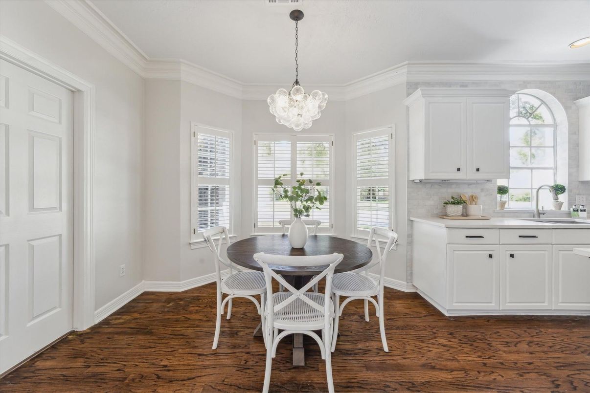 Chandelier, Dining room, Interior, Kitchen, Pendant Lights, Recessed Lighting, Wood Texture Flooring
