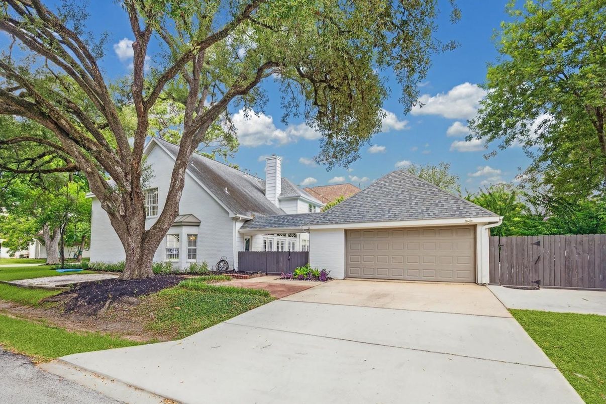 Attached, Exterior, Facade, Ranch