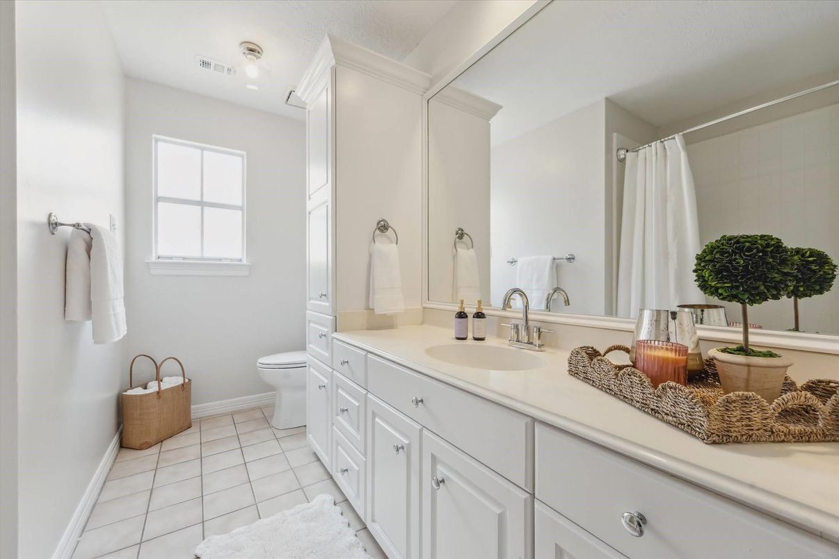 Bathroom, Dual Sink Vanities, Interior, Recessed Lighting