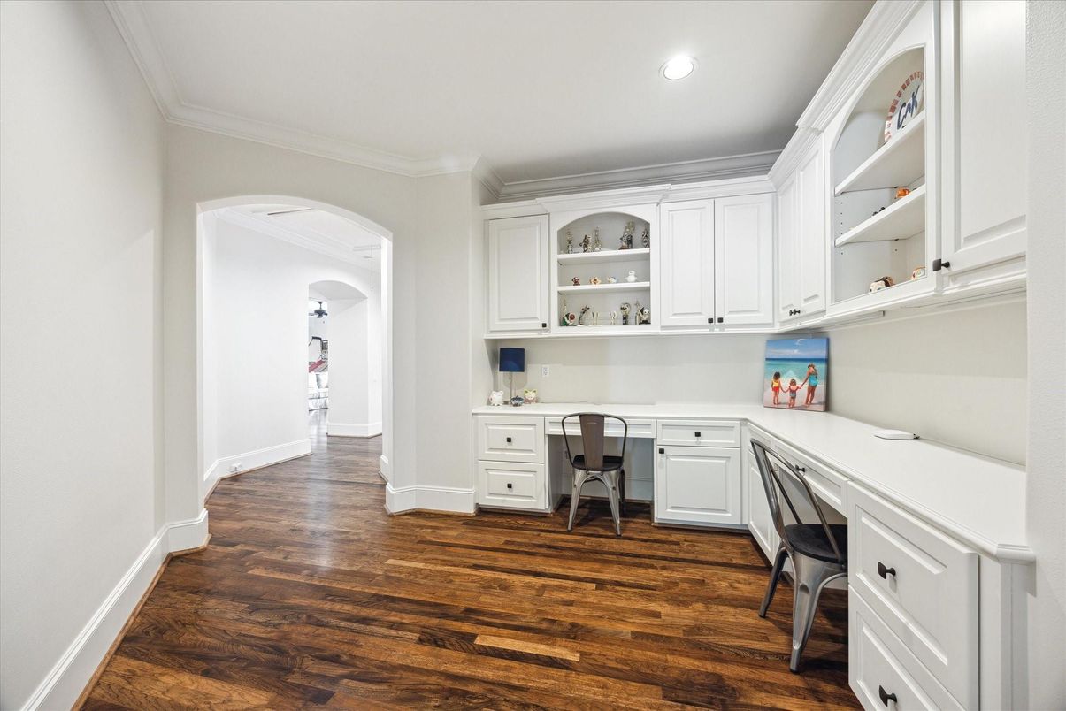 Home Office, Interior, Recessed Lighting, Wood Texture Flooring
