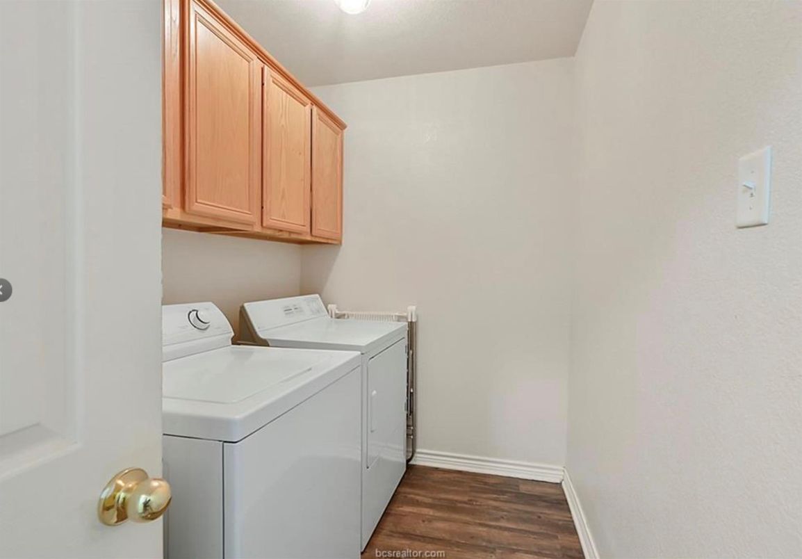 Interior, Washer, Wood Texture Flooring