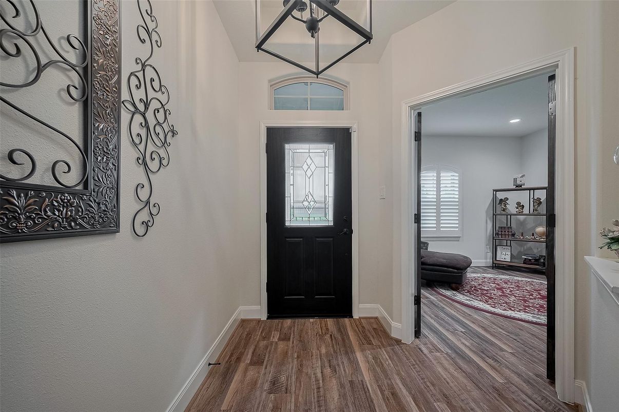 Interior, Pendant Lights, Recessed Lighting, Wood Texture Flooring