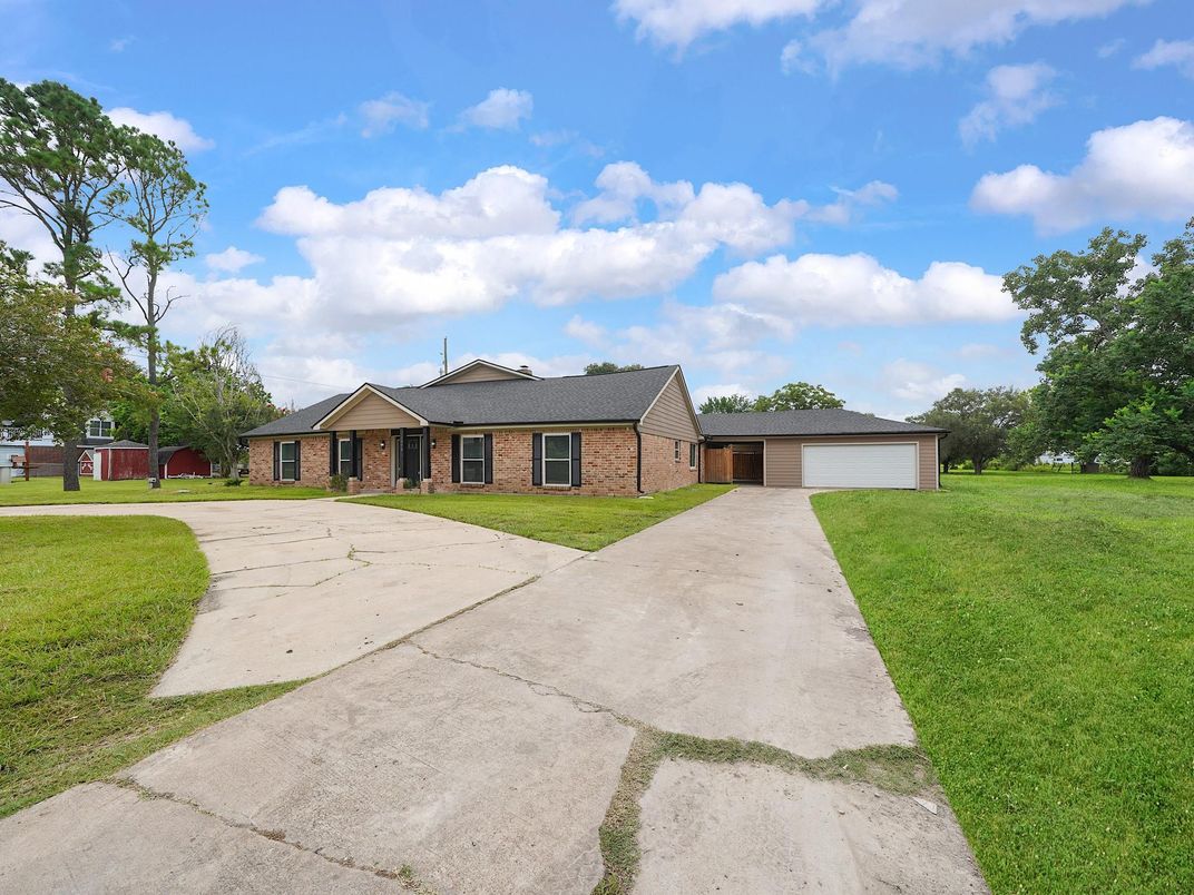 Backyard, Exterior, Facade, Brick Facade, Ranch