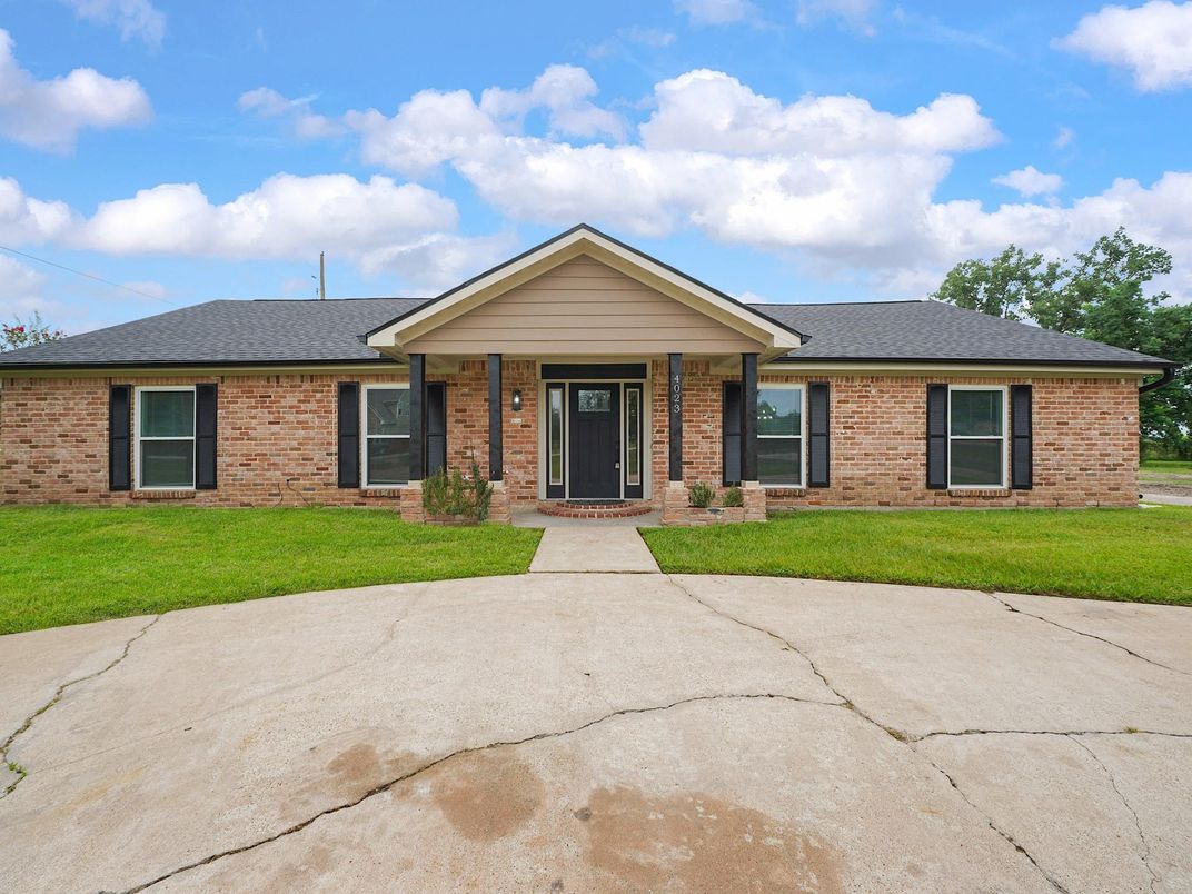 Exterior, Facade, Brick Facade, Ranch