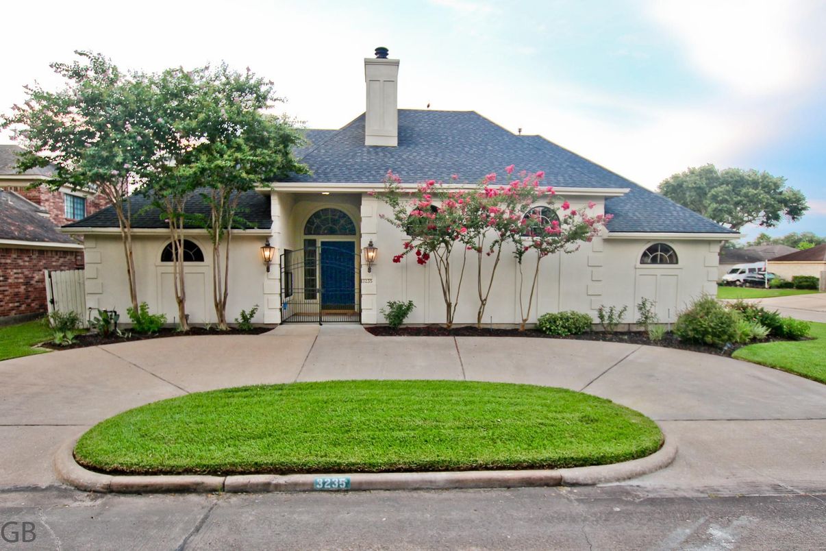 Attached, Exterior, Facade, French Provincial
