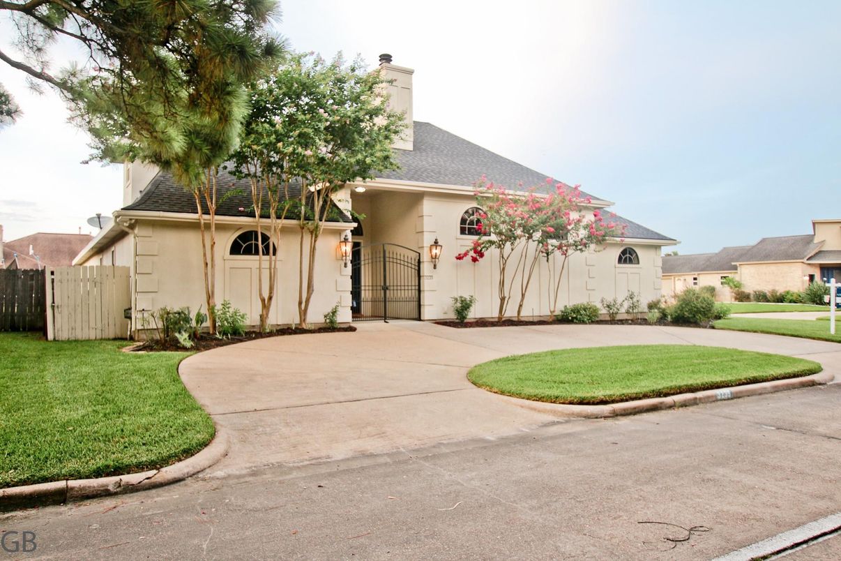 Backyard, Exterior, Facade, French Provincial