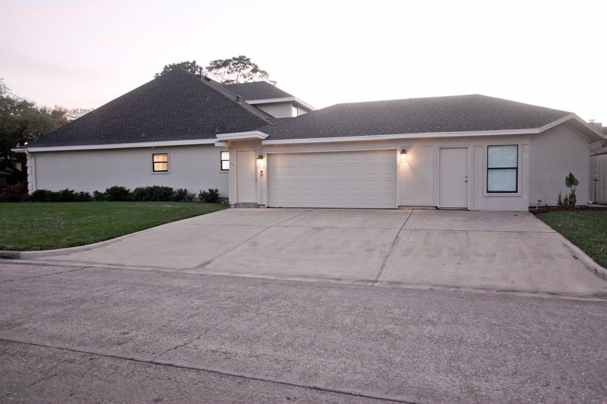 Attached, Exterior, Facade, Ranch