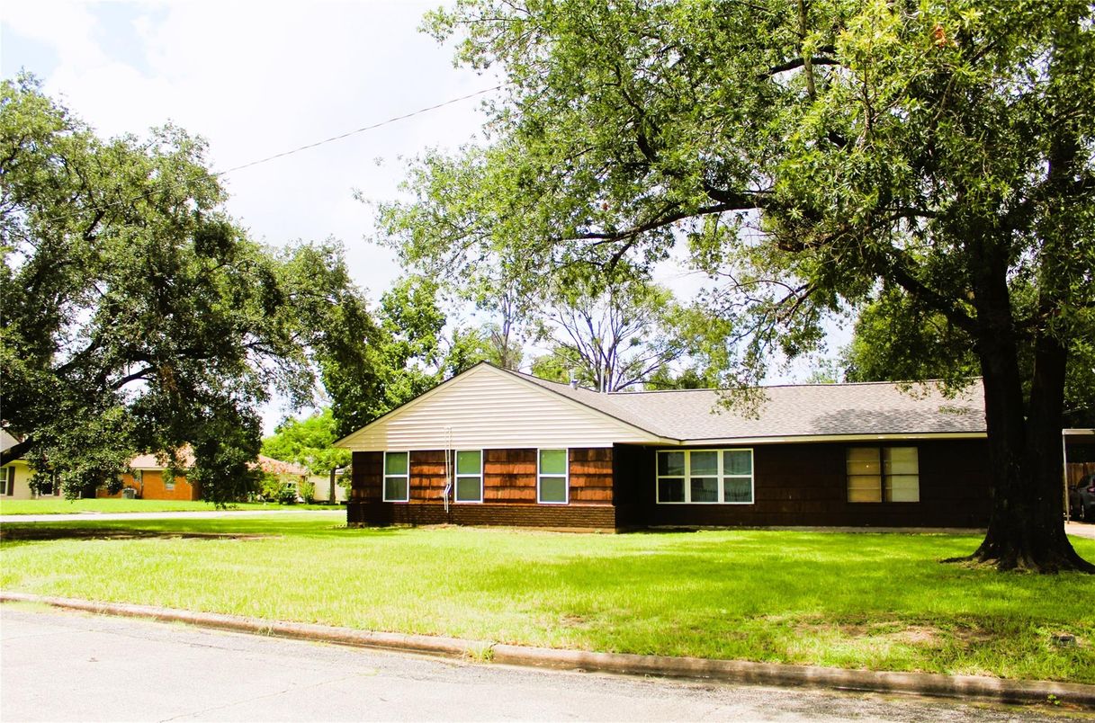 Backyard, Exterior, Facade, Brick Facade, Ranch