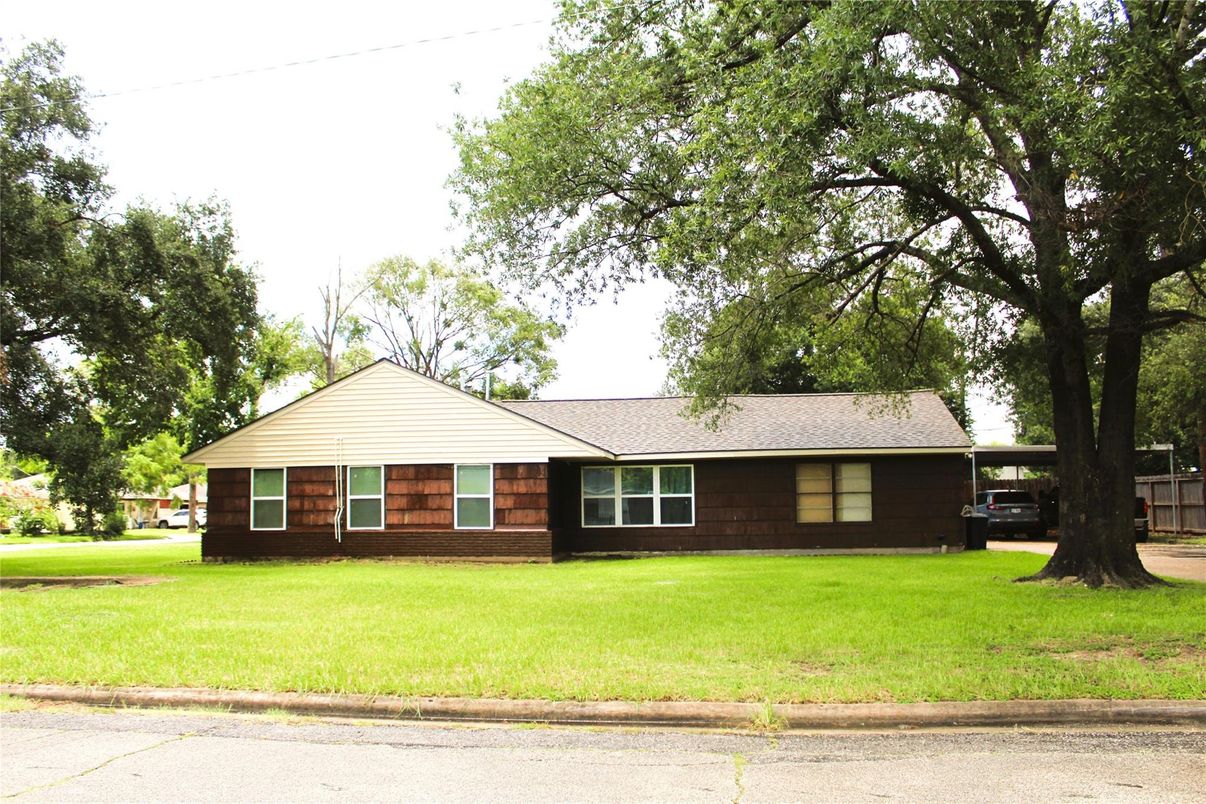 Backyard, Exterior, Facade, Ranch