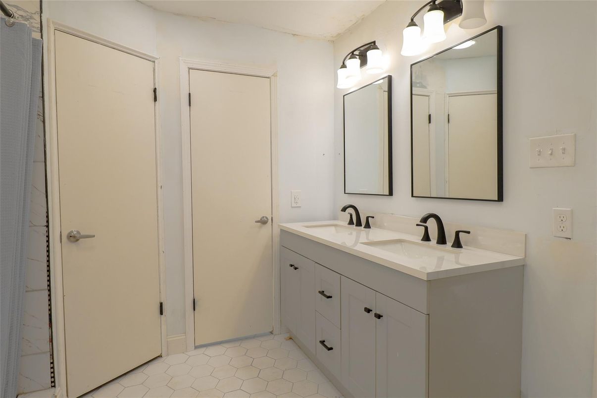 Bathroom, Dual Sink Vanities, Interior