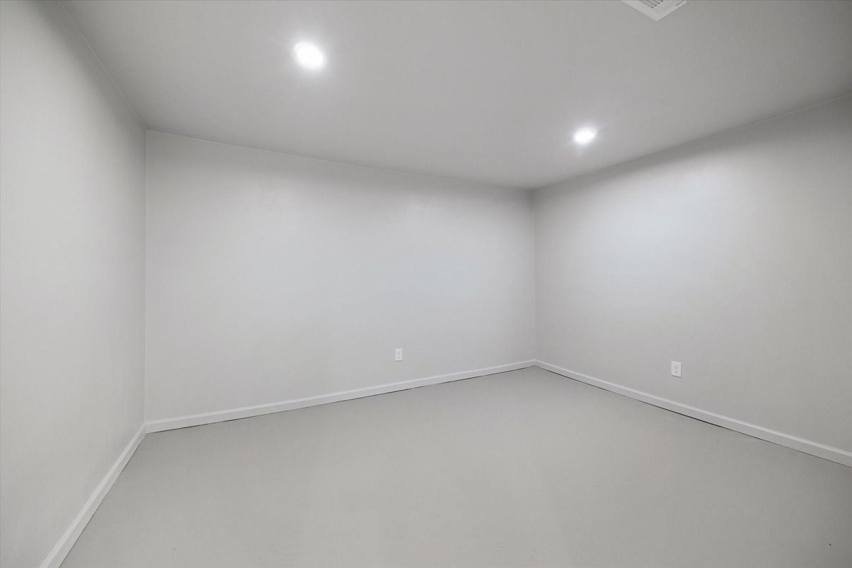 Empty room, Interior, Recessed Lighting