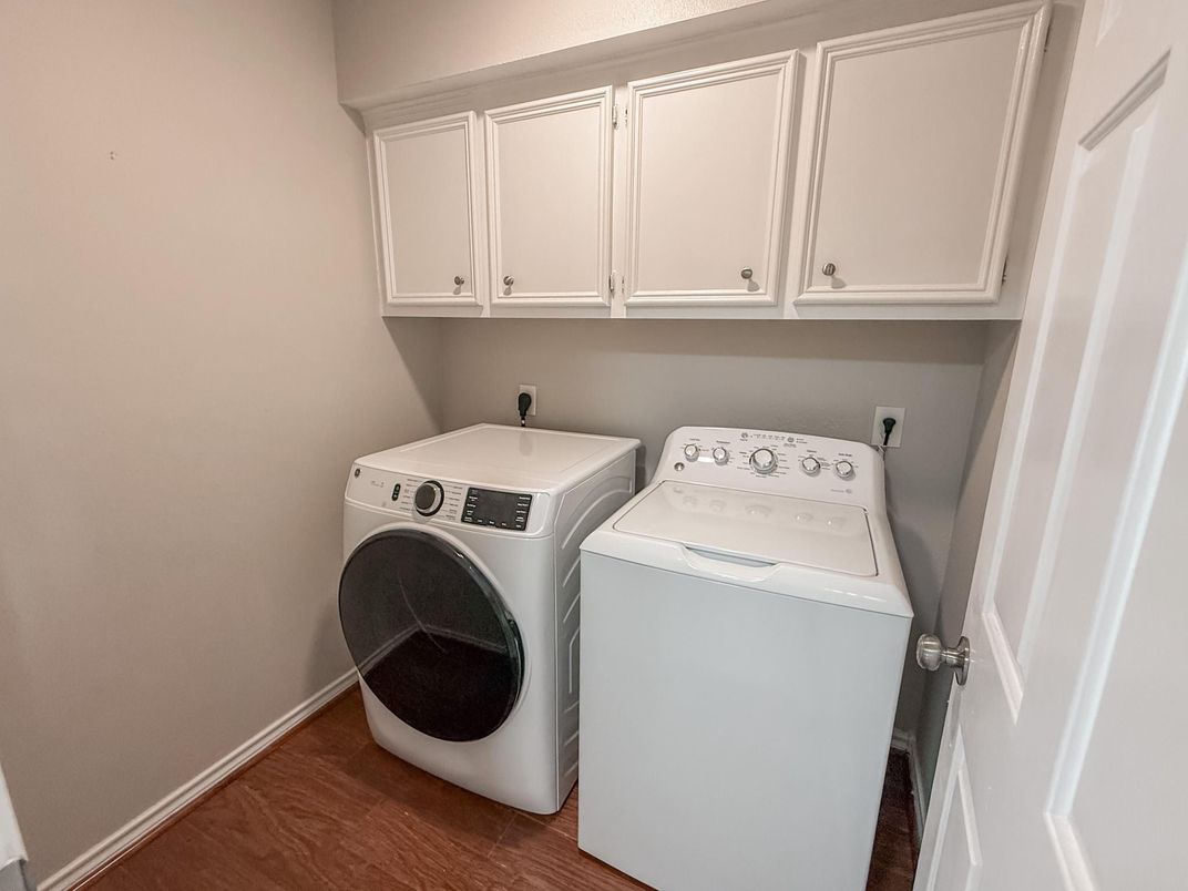 Interior, Washer, Wood Texture Flooring