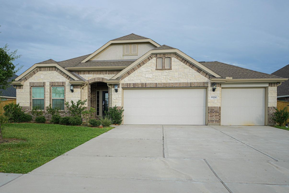 Attached, Exterior, Facade, Brick Traditional