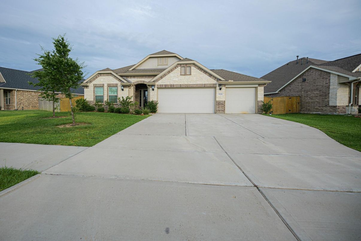 Attached, Exterior, Facade, Brick Traditional
