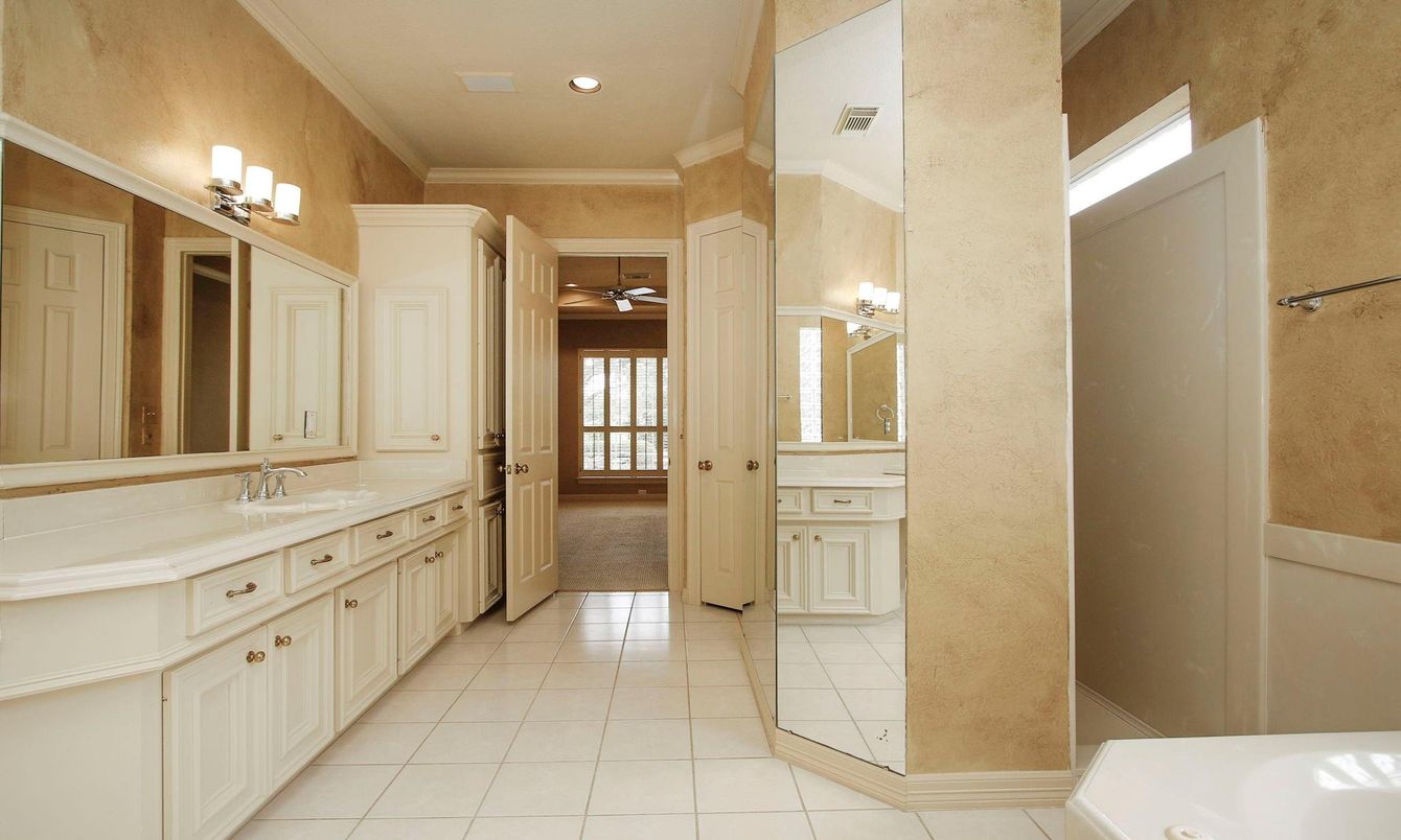 Bathroom, Dual Sink Vanities, Interior, Recessed Lighting