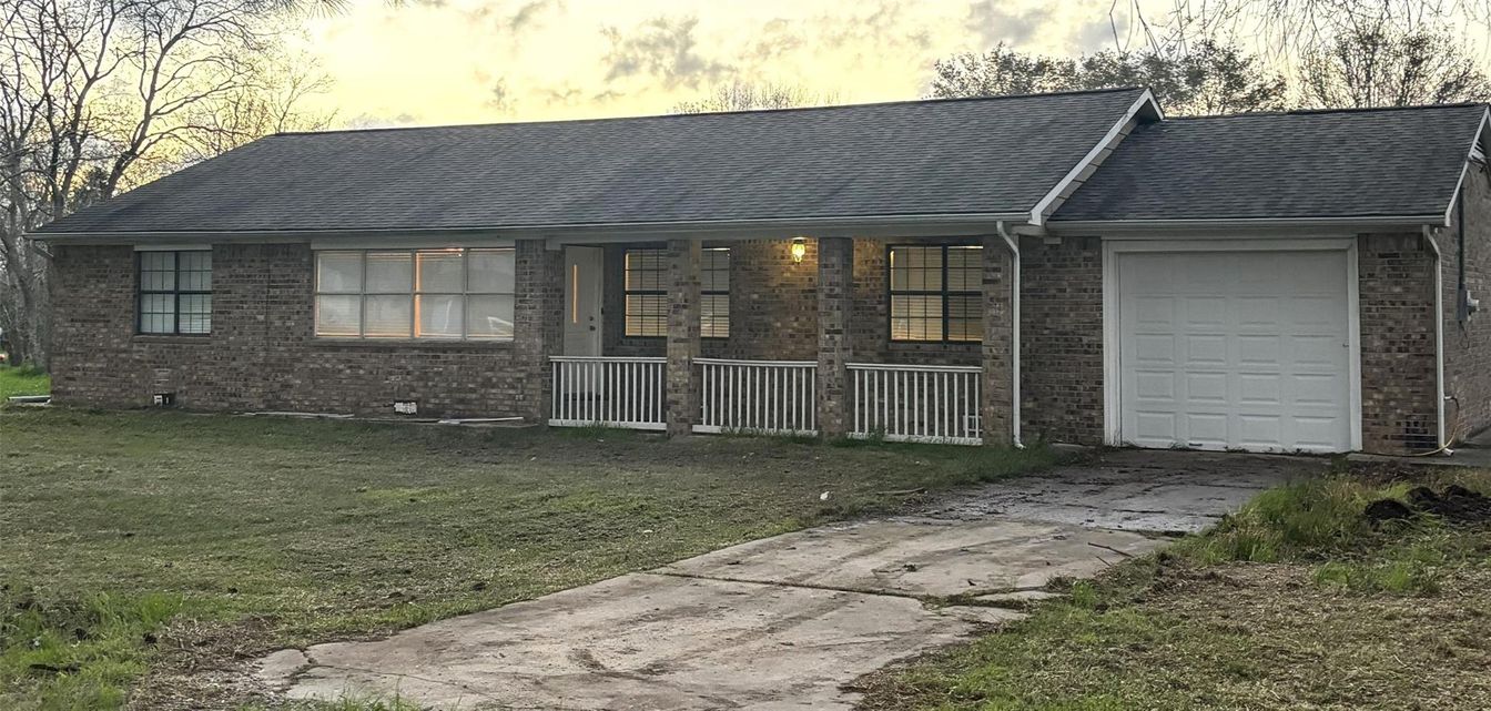 Attached, Exterior, Facade, Brick Facade, Ranch