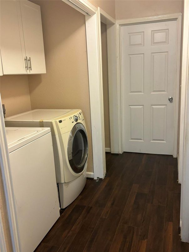Interior, Washer, Wood Texture Flooring