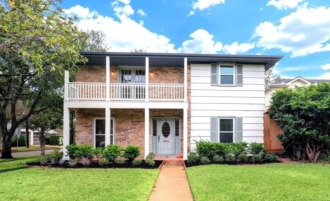Exterior, Facade, Brick Facade, American Foursquare
