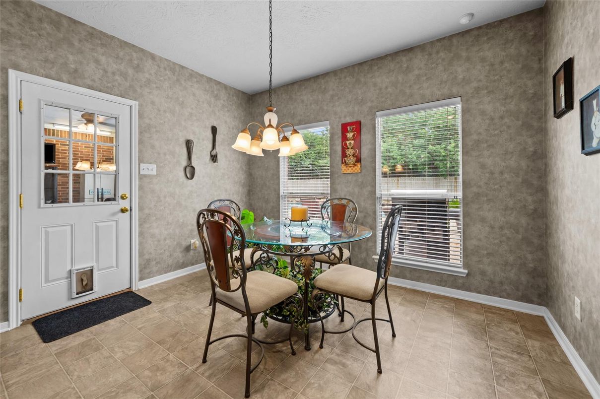 Chandelier, Dining room, Interior, Pendant Lights