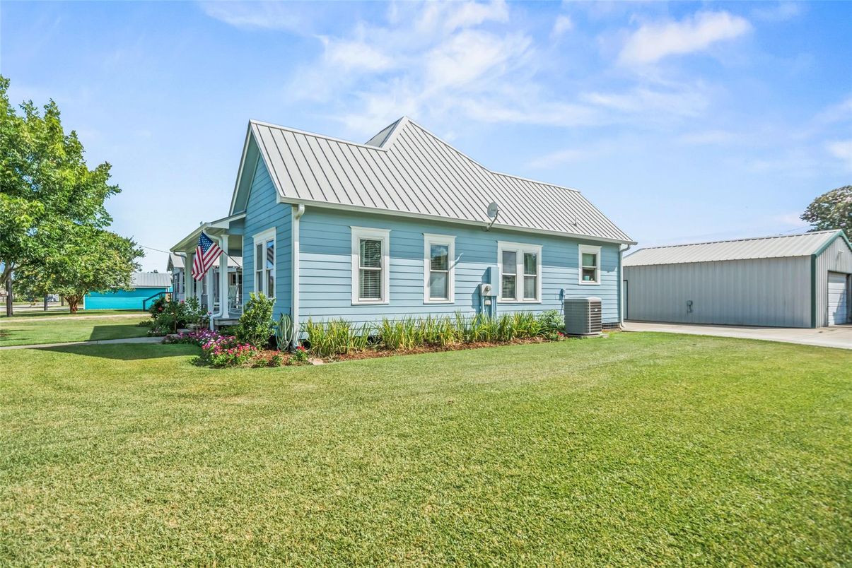 Backyard, Detached Garage, Exterior