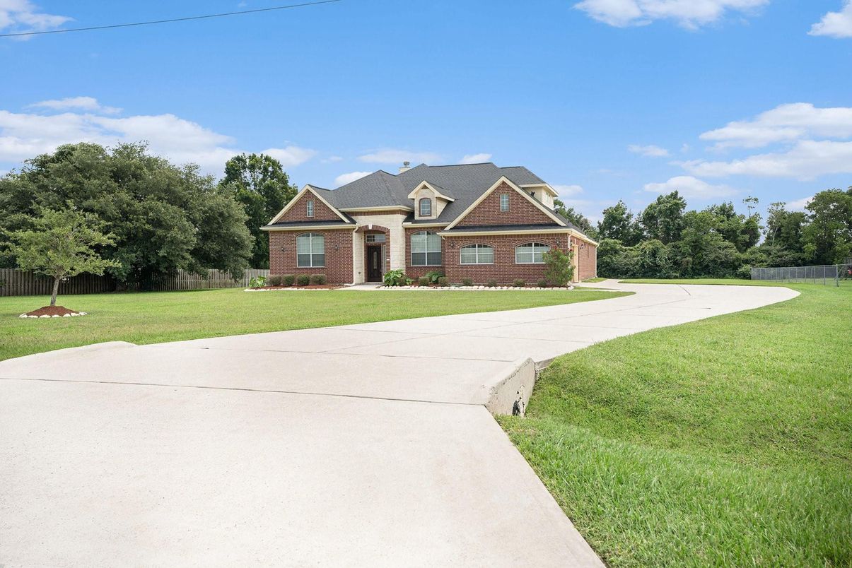 Backyard, Exterior, Facade, Brick Facade, Brick Traditional