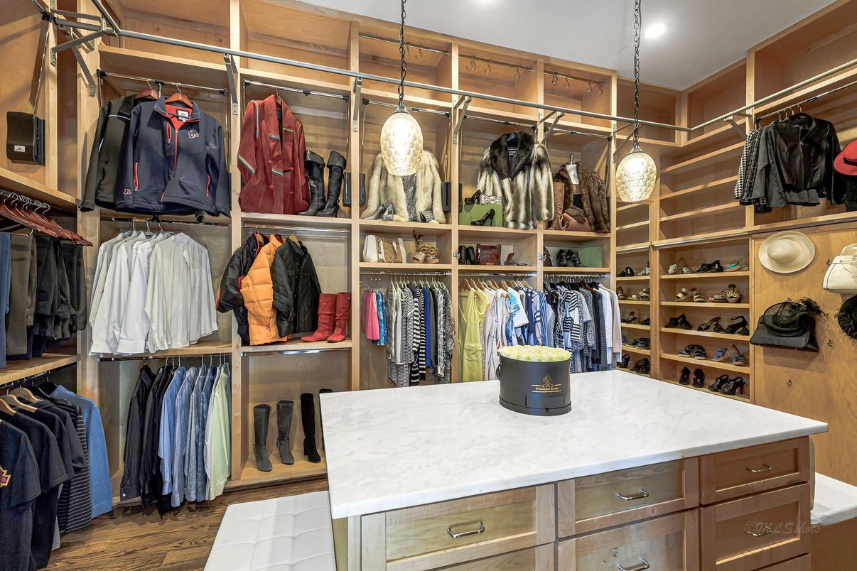 Interior, Pendant Lights, Recessed Lighting, Walk-in Closets, Wood Texture Flooring