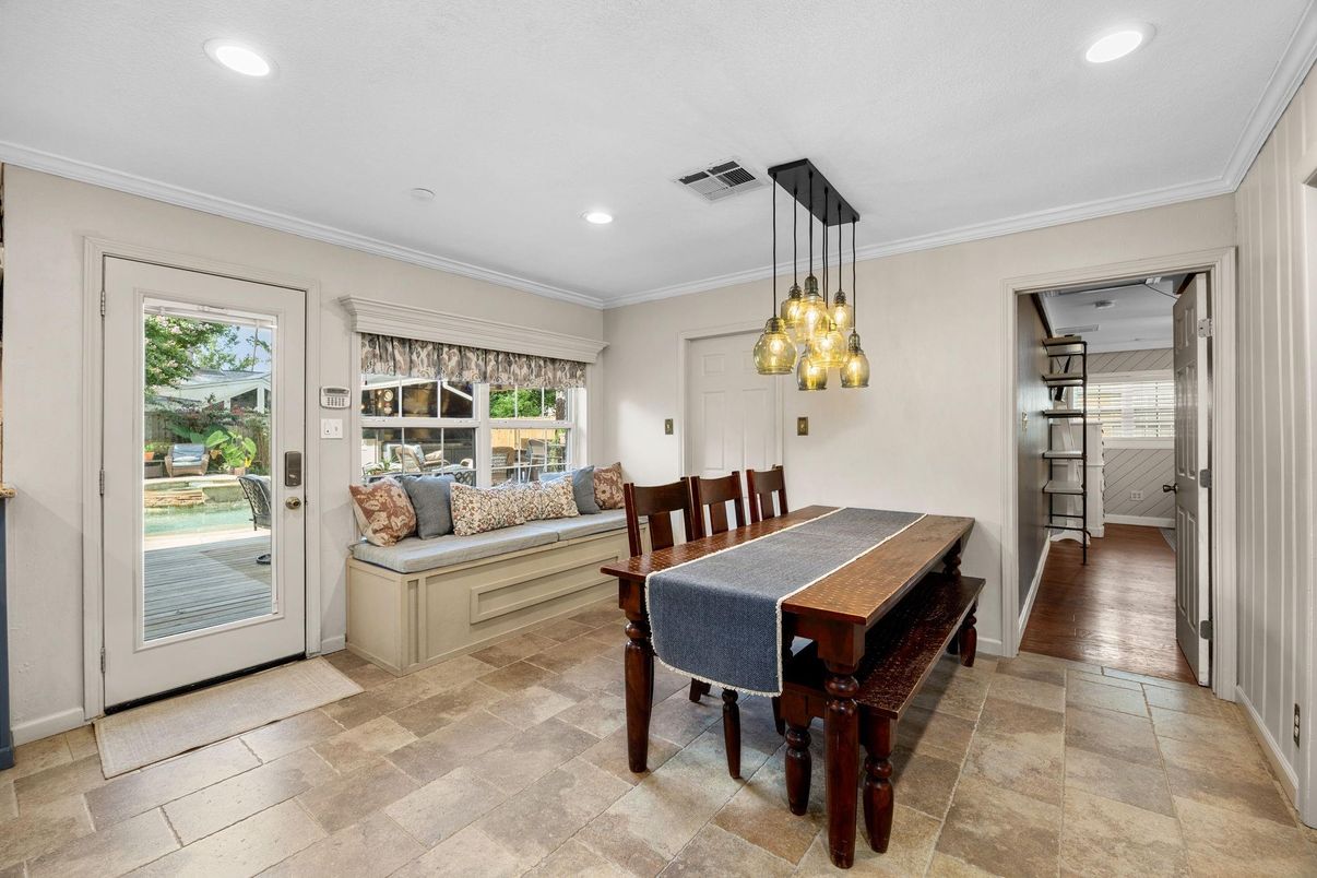 Dining room, Interior, Pendant Lights, Recessed Lighting