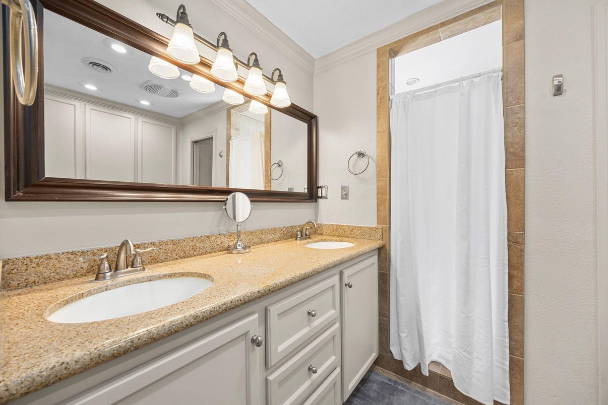 Bathroom, Dual Sink Vanities, Interior, Recessed Lighting