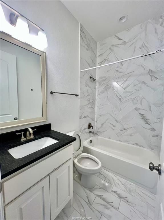 Bathroom, Interior, Marble, Marble Walls, Recessed Lighting