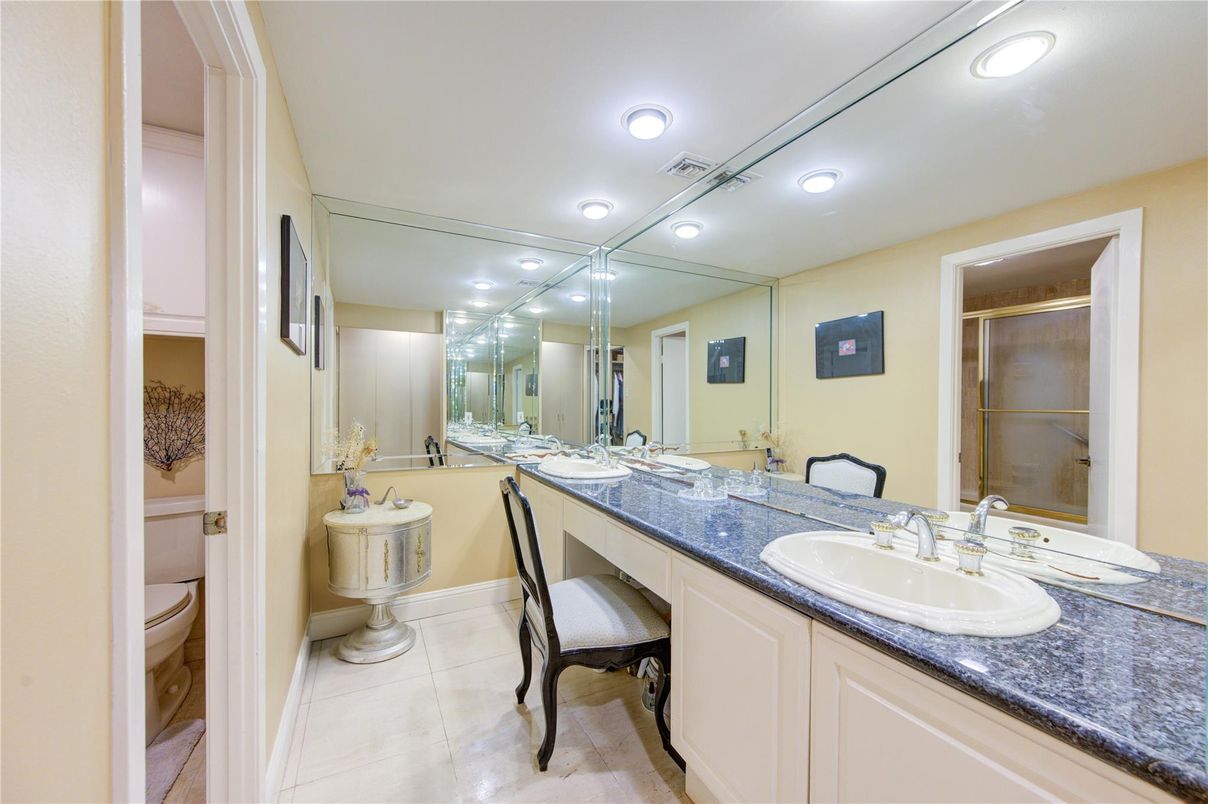 Bathroom, Dual Sink Vanities, Interior, Recessed Lighting