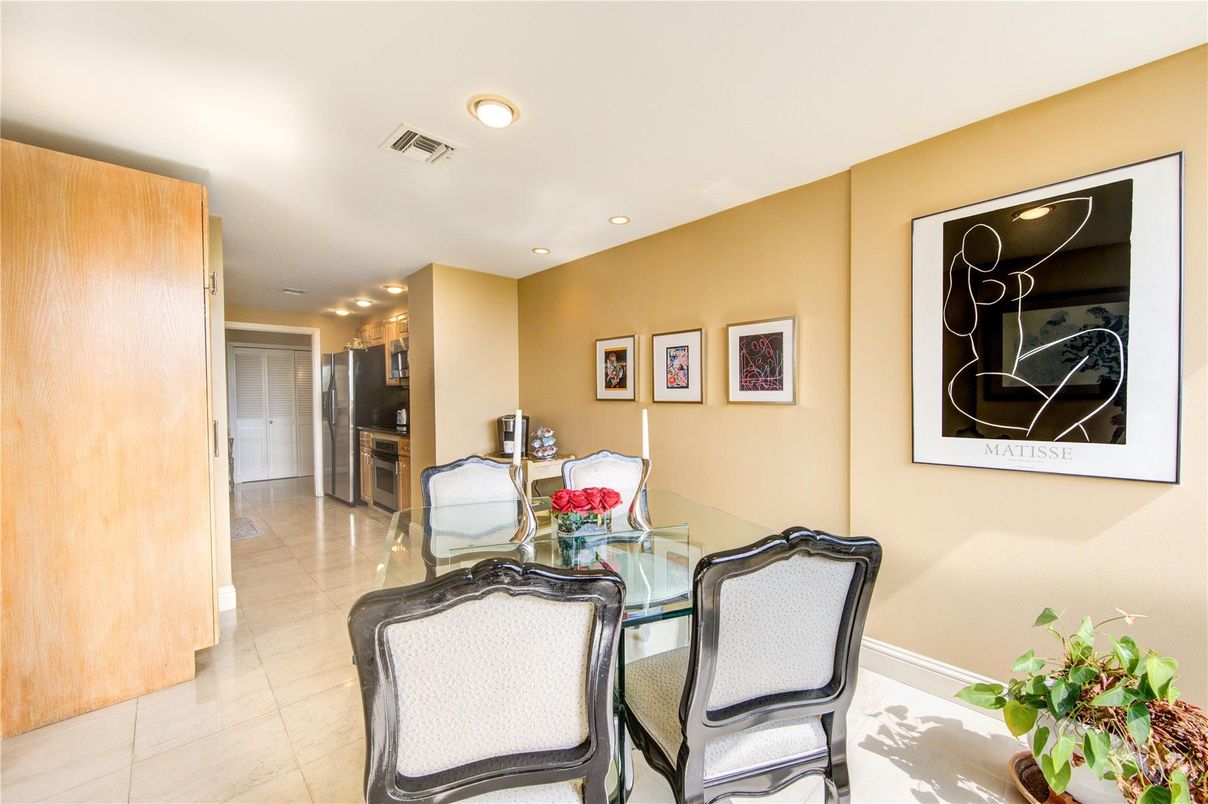 Dining room, Interior, Recessed Lighting
