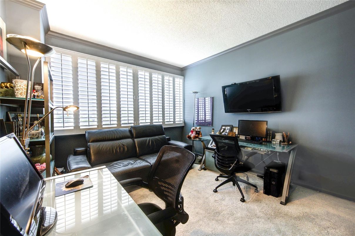 Home Office, Interior