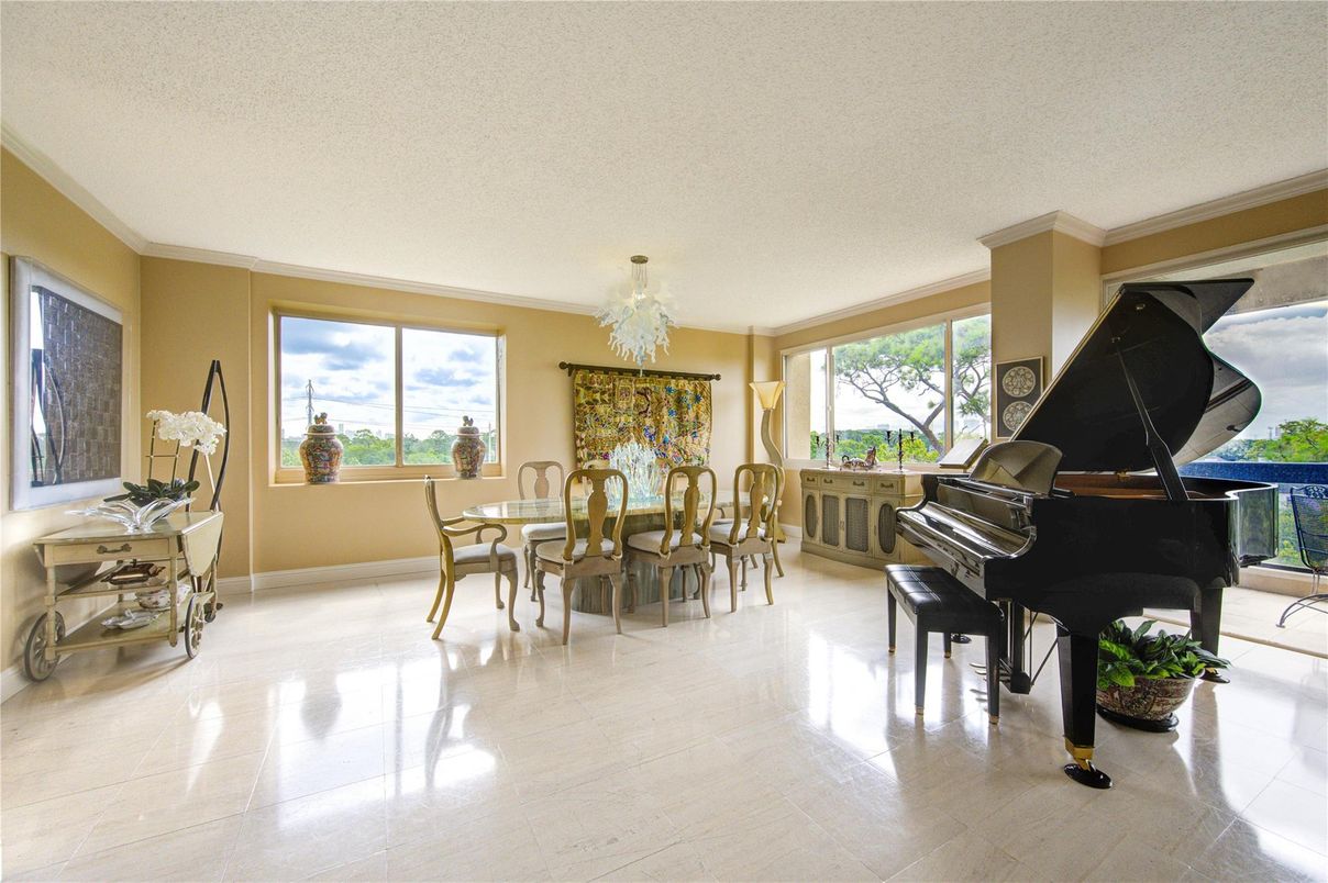 Chandelier, Dining room, Interior, Piano
