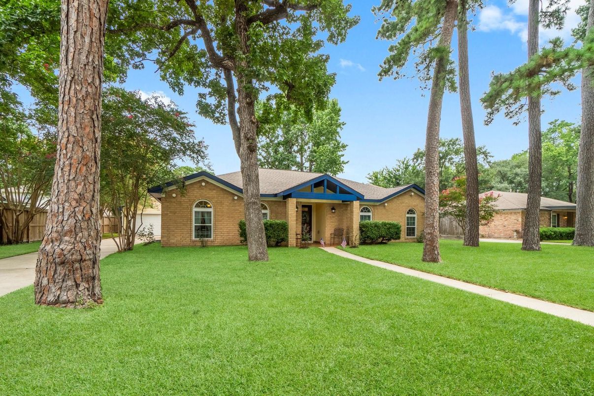 Backyard, Exterior, Facade, Brick Facade, Ranch