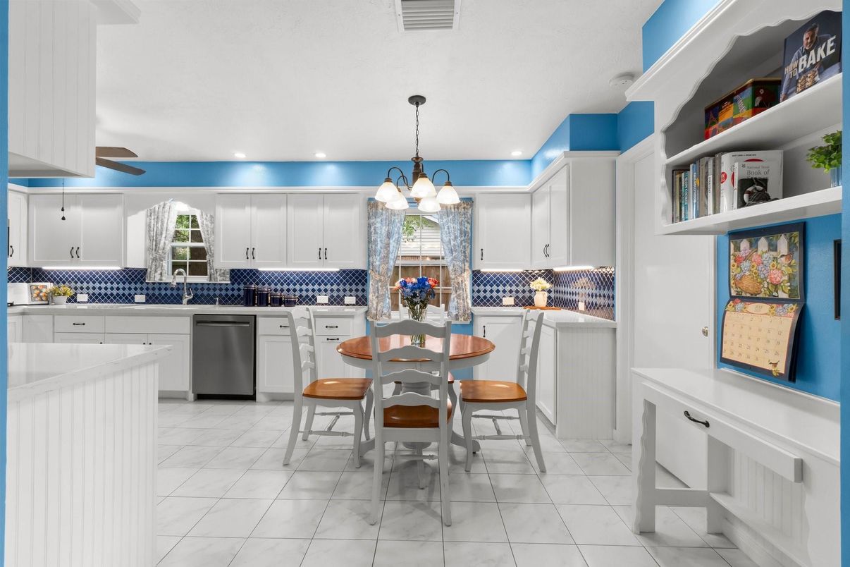 Chandelier, Dining room, Interior, Kitchen, Marble, Pendant Lights, Recessed Lighting, Stainless Steel Appliances
